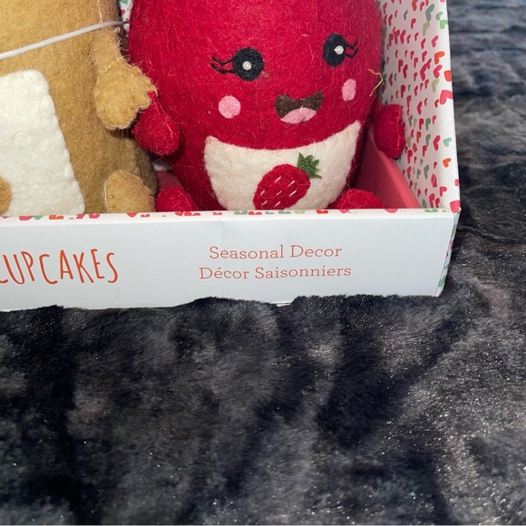 Love & Cupcakes Valentines Decor - Picture 3 of 8